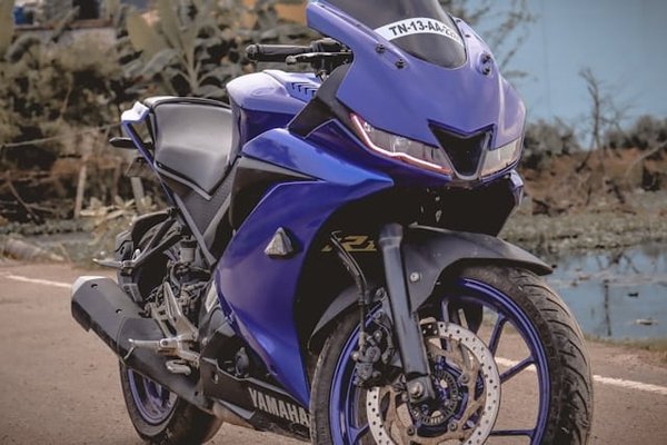 Comment optimiser l'aérodynamisme d'une Honda CBR500R pour des courses sur piste ?