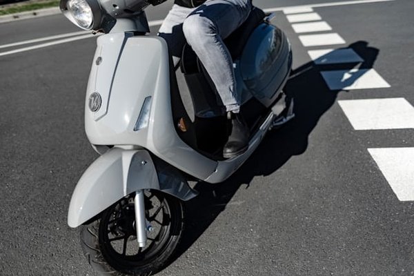Comment choisir une housse de protection pour un scooter en stationnement longue durée?